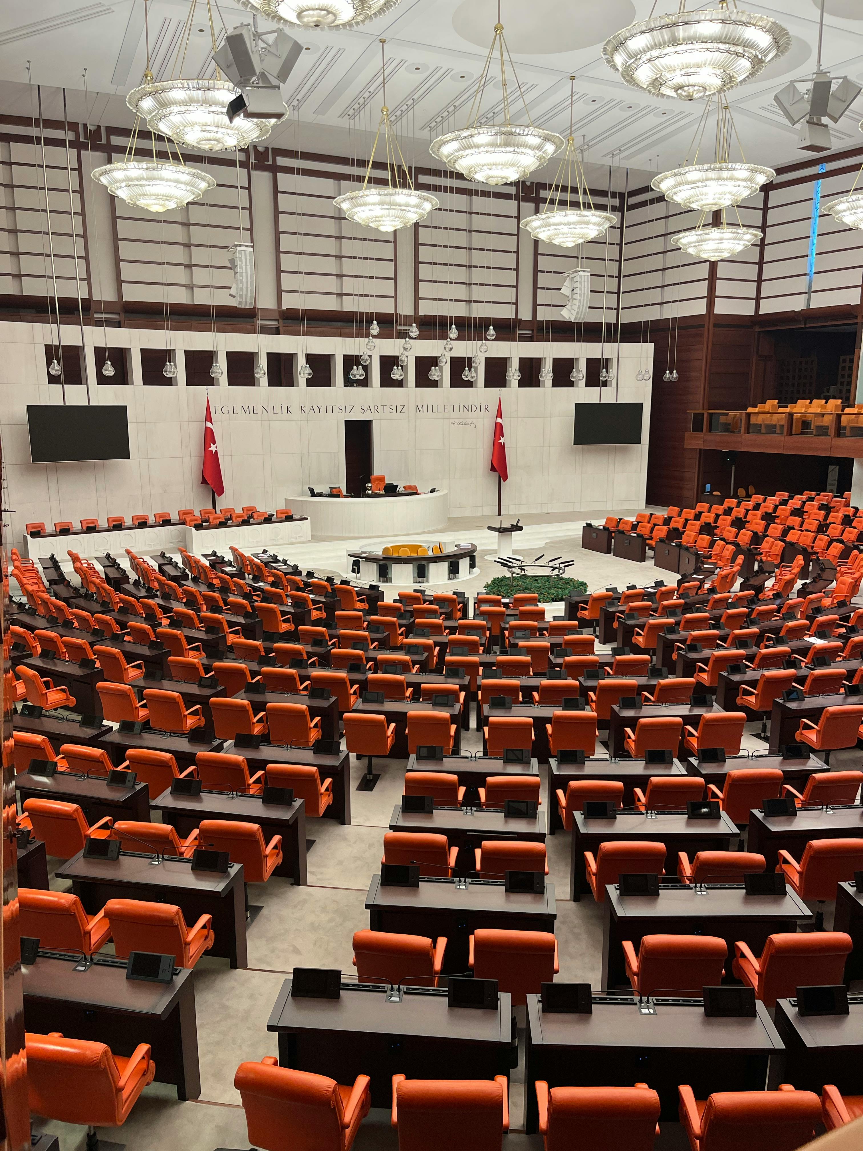 Şiddetin Politik Nörobiyolojisi: Korku İklimi Beynimizi Nasıl Şekillendiriyor?